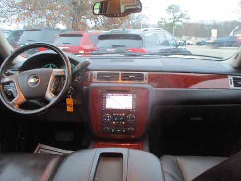 Used 2011 Chevrolet Suburban LTZ image 10