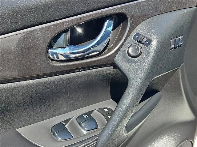 Used 2020 Nissan Rogue SV w/ Premium Package FWD image 12