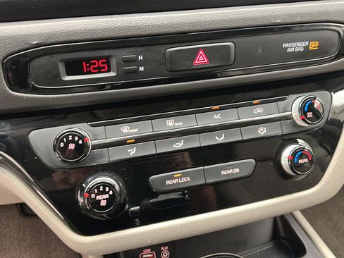 Used 2017 Kia Sedona LX FWD image 19