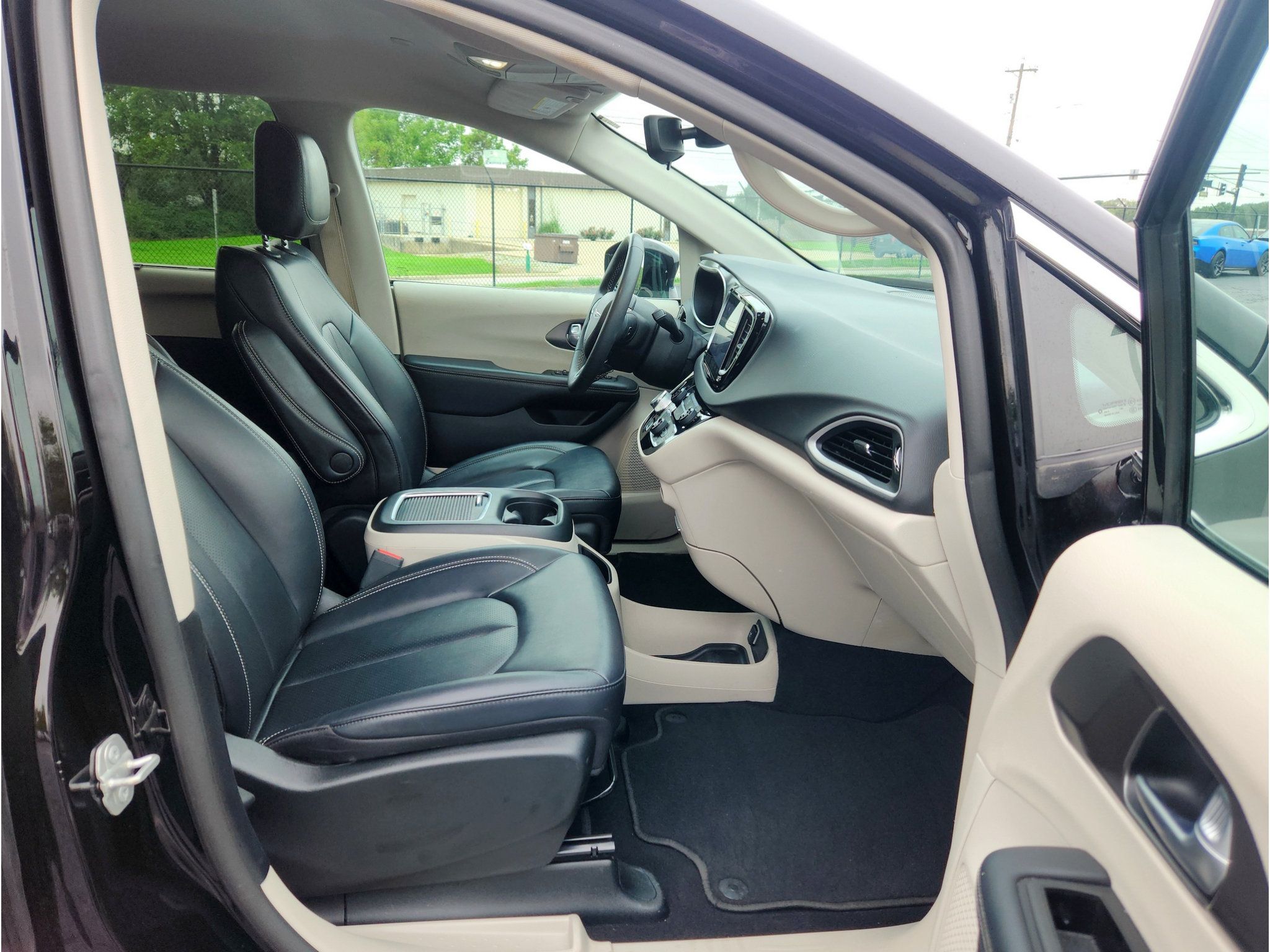 Used 2024 Chrysler Pacifica Touring-L FWD image 34