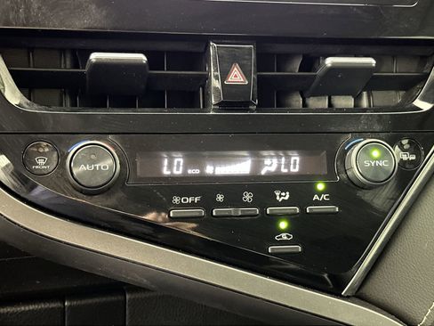 Used 2022 Toyota Camry SE w/ Convenience Package FWD image 19