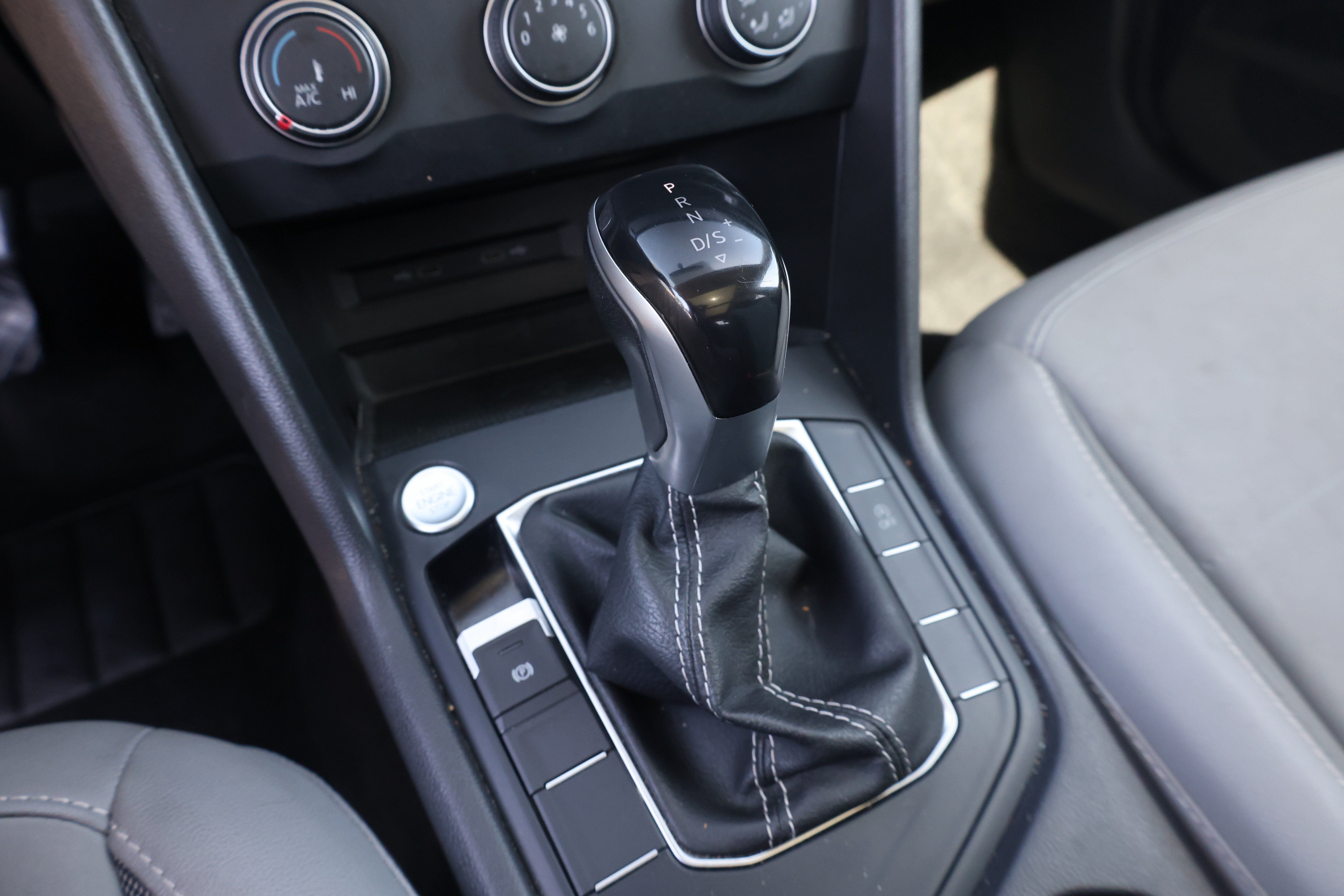 Used 2022 Volkswagen Taos SE w/ Panoramic Sunroof Package FWD image 10