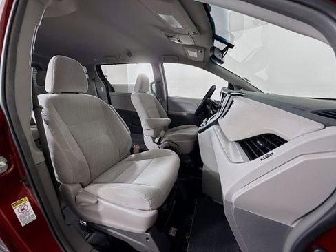 Used 2017 Toyota Sienna LE image 23