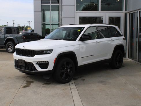 Used 2023 Jeep Grand Cherokee Limited w/ Black Appearance Package AWD/4WD image 3