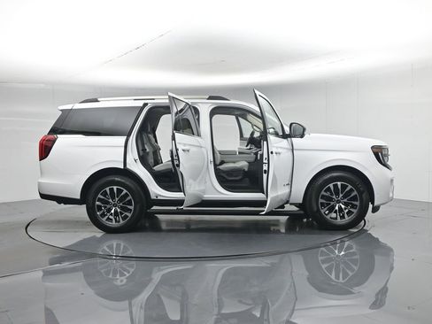 Used 2025 Ford Expedition Platinum AWD/4WD image 42