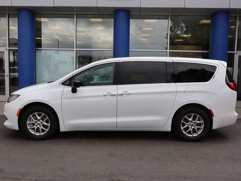 Used 2024 Chrysler Voyager LX FWD image 2