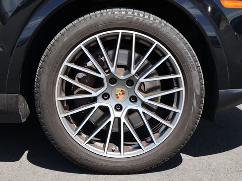 Certified 2023 Porsche Cayenne Platinum Edition AWD/4WD image 29