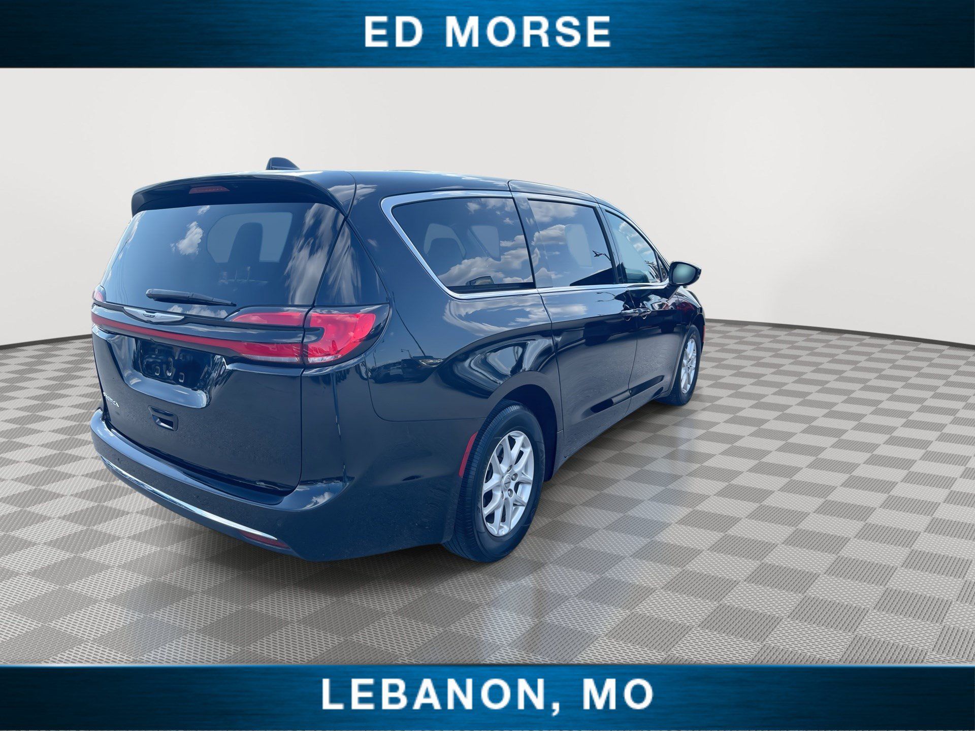 Used 2025 Chrysler Pacifica Select FWD image 8
