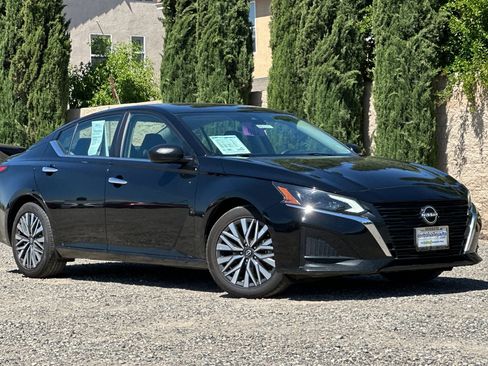 Used 2024 Nissan Altima 2.5 SV FWD image 2