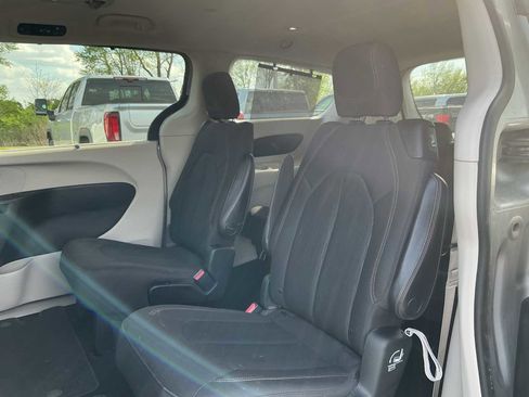 Used 2017 Chrysler Pacifica Touring Plus w/ Tire & Wheel Group FWD image 23