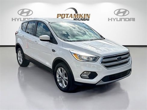 Used 2019 Ford Escape SE image 3
