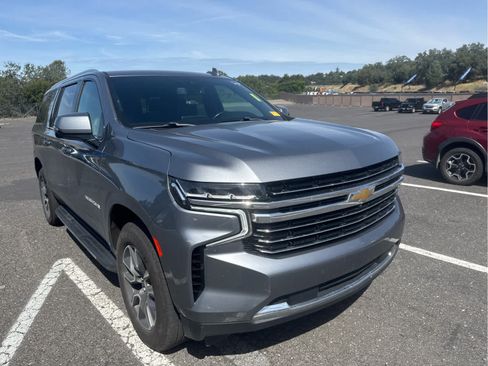 Used 2022 Chevrolet Suburban LT w/ Luxury Package AWD/4WD image 3