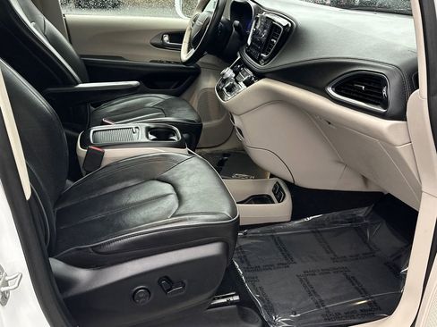 Used 2019 Chrysler Pacifica Limited image 13