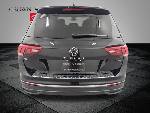 Used 2023 Volkswagen Tiguan SE w/ Panoramic Sunroof Package image 5