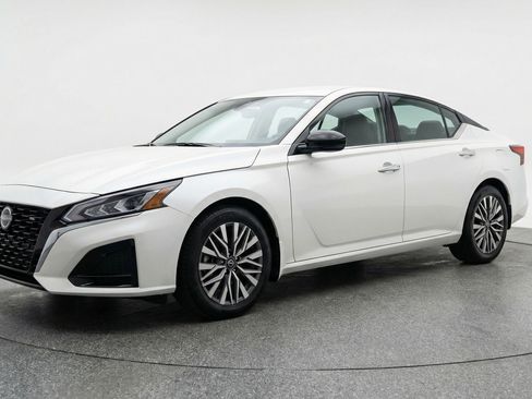 Used 2025 Nissan Altima 2.5 SV FWD image 3