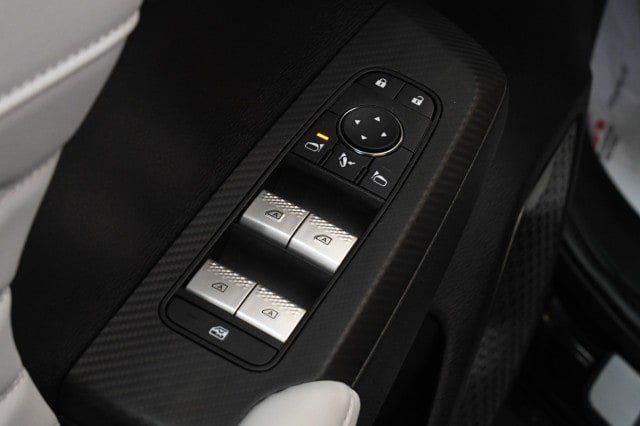 Used 2025 Mitsubishi Outlander AWD image 25