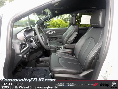 New 2026 Chrysler Voyager LX image 10