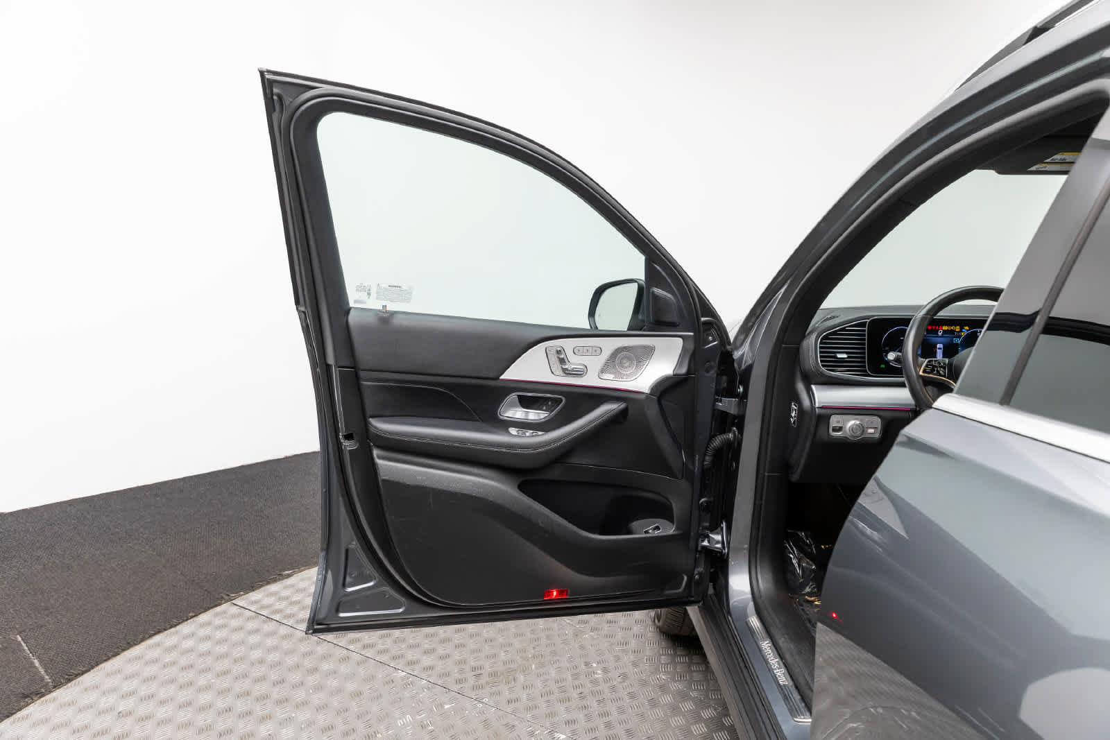 Used 2025 Mercedes-Benz GLS 450 4MATIC image 29