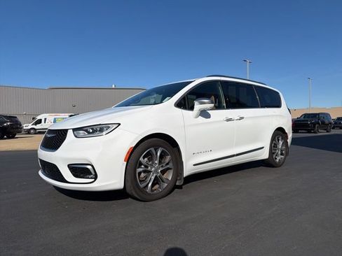Used 2022 Chrysler Pacifica Pinnacle FWD image 3