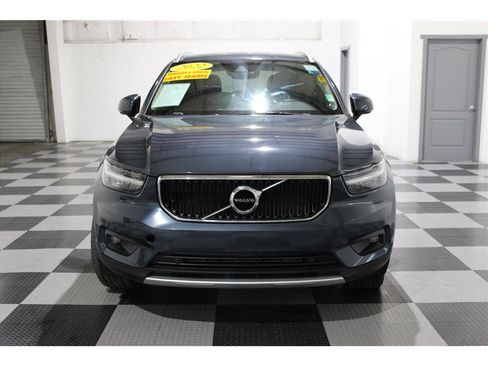 Used 2022 Volvo XC40 T5 Momentum image 3