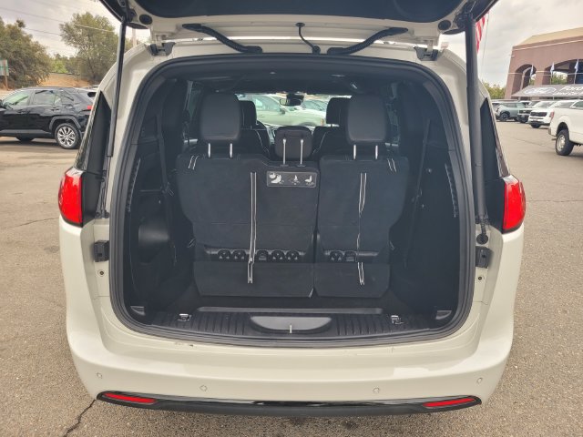 Used 2020 Chrysler Pacifica Touring-L w/ Advanced Safetytec Group FWD image 8