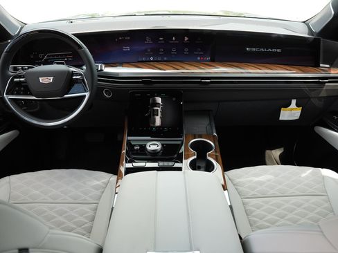 Certified 2026 Cadillac Escalade Platinum Sport w/ LPO, ONYX Package AWD/4WD image 7