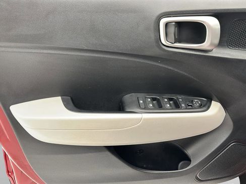 Used 2025 Hyundai Venue SEL FWD image 12