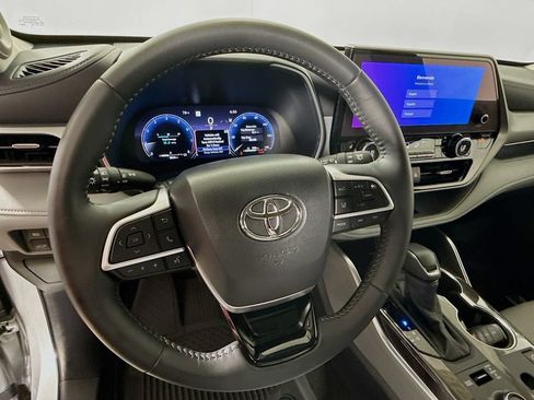 Certified 2025 Toyota Highlander Platinum AWD/4WD image 11