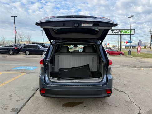 Used 2019 Toyota Highlander XLE image 12