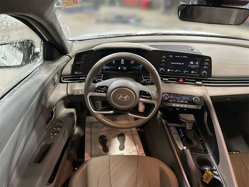 Certified 2025 Hyundai Elantra Sport image 11