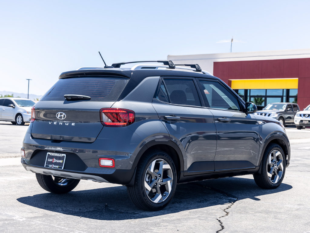 Used 2024 Hyundai Venue Limited FWD image 7
