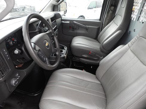 Used 2016 Chevrolet Express 2500 RWD image 13