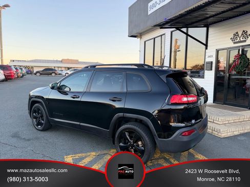 Used 2017 Jeep Cherokee Sport image 6