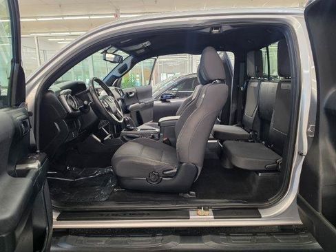 Used 2017 Toyota Tacoma SR5 RWD image 8