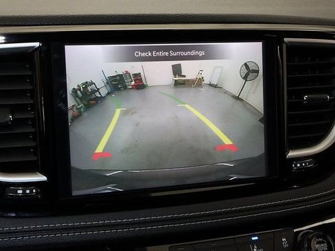 Used 2023 Chrysler Pacifica Limited FWD image 21