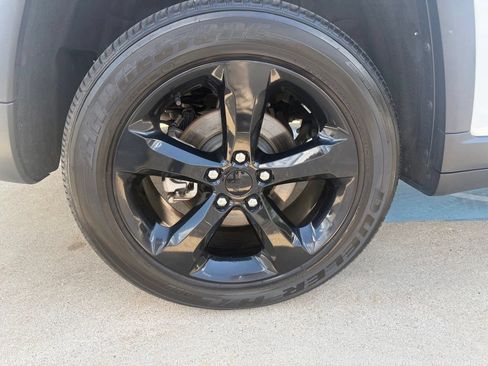 Used 2023 Jeep Grand Cherokee Altitude AWD/4WD image 9