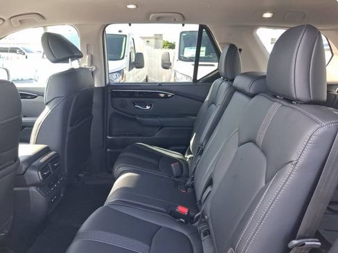 Used 2025 Honda Pilot EX-L image 6