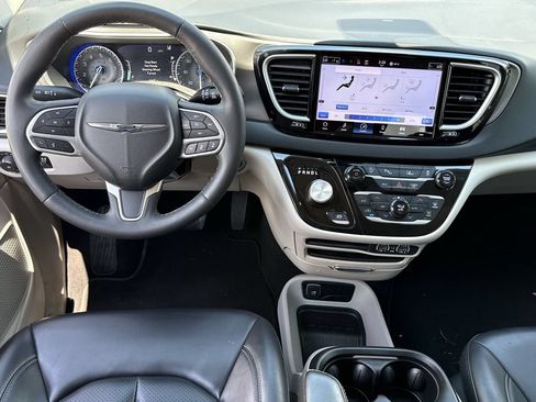 Used 2023 Chrysler Pacifica Touring-L FWD image 11