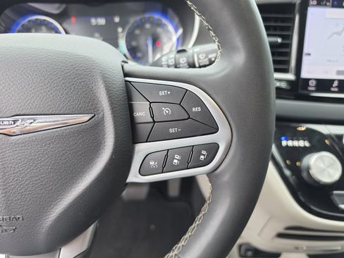Used 2023 Chrysler Pacifica Touring-L FWD image 39