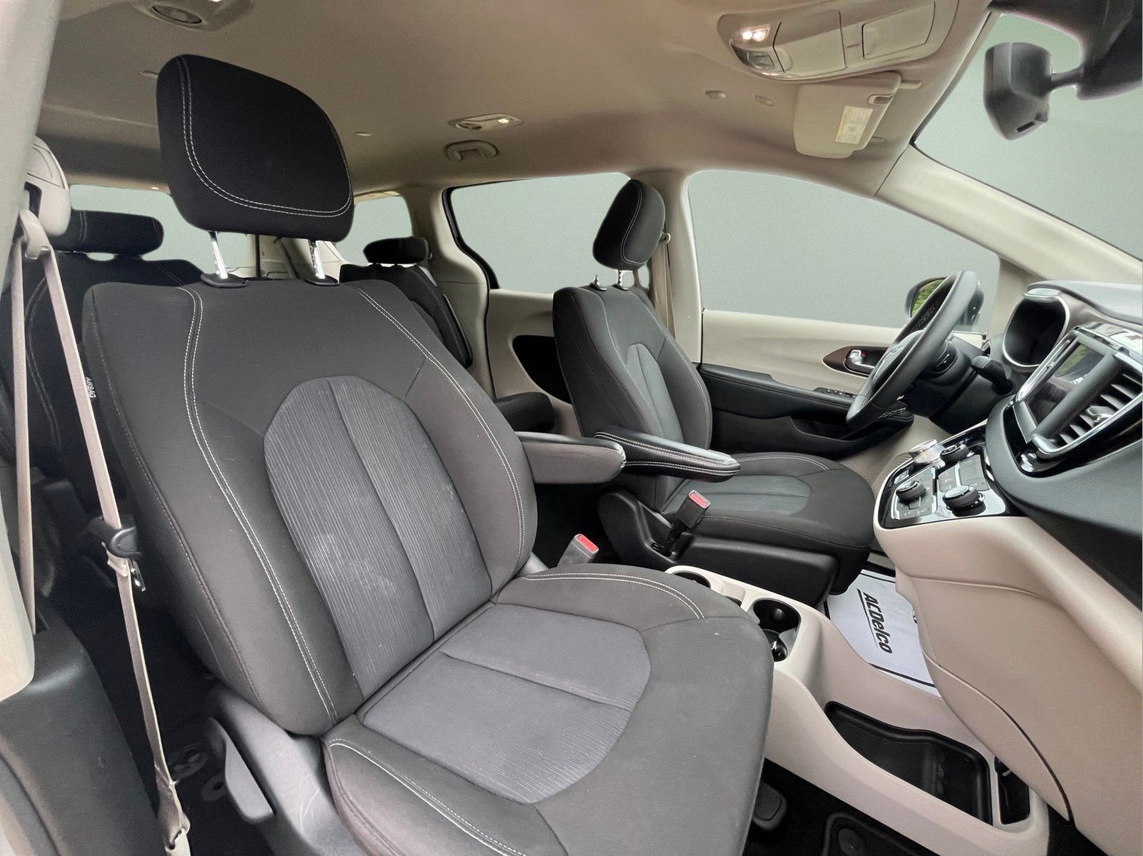 Used 2023 Chrysler Voyager LX FWD image 35