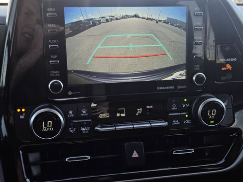 Used 2022 Toyota Highlander XLE image 17