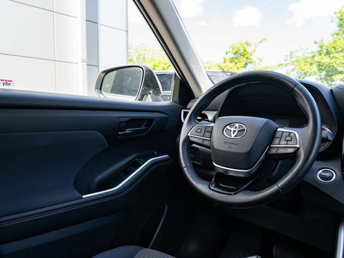 Used 2020 Toyota Highlander LE AWD/4WD image 12