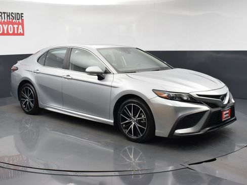 Used 2024 Toyota Camry SE image 6