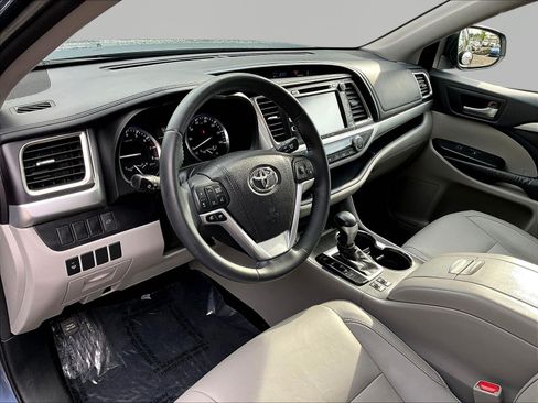 Used 2016 Toyota Highlander XLE FWD image 17