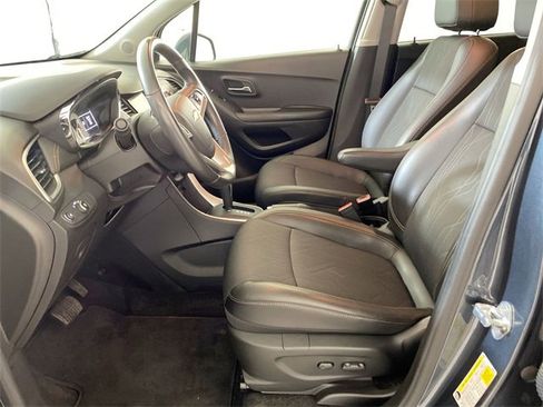 Used 2022 Chevrolet Trax LT w/ LT Convenience Package image 24