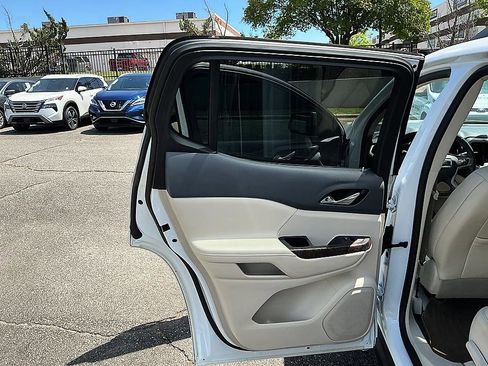 Used 2021 GMC Acadia Denali w/ Denali Technology Package FWD image 23