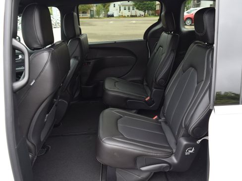 New 2026 Chrysler Pacifica Select image 11
