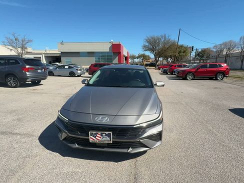 Used 2024 Hyundai Elantra Limited image 3