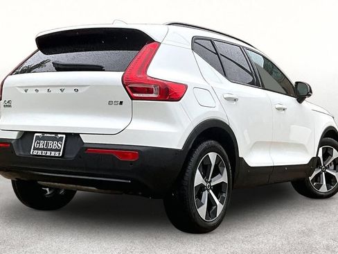 Certified 2025 Volvo XC40 B5 Plus AWD/4WD image 2