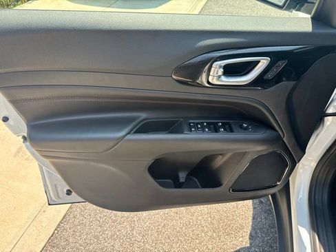 Used 2025 Jeep Compass Trailhawk w/ Trailhawk Elite Group AWD/4WD image 10
